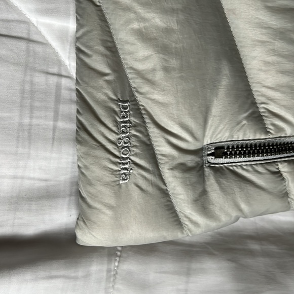 Patagonia woman’s grey down filled vest size XS good used condition - Picture 3 of 8